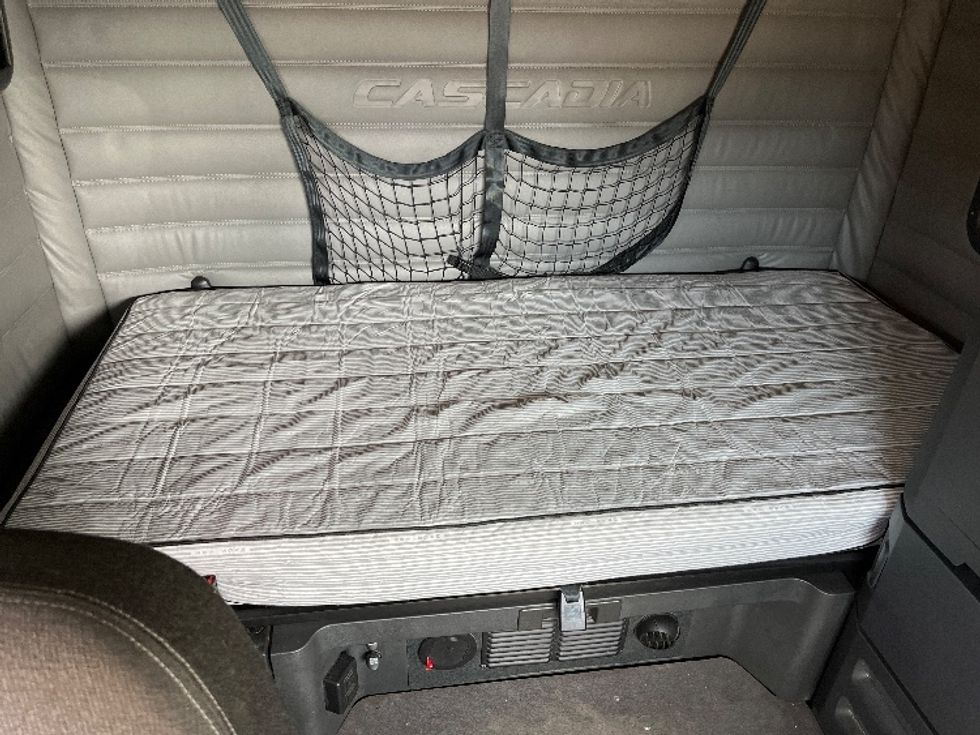 Sleeper Tractor-Heavy Duty Tractors-Freightliner-2021-T12664ST-Piqua-OH-368,841\n\t\tmiles-$ 68,000 - Image 17