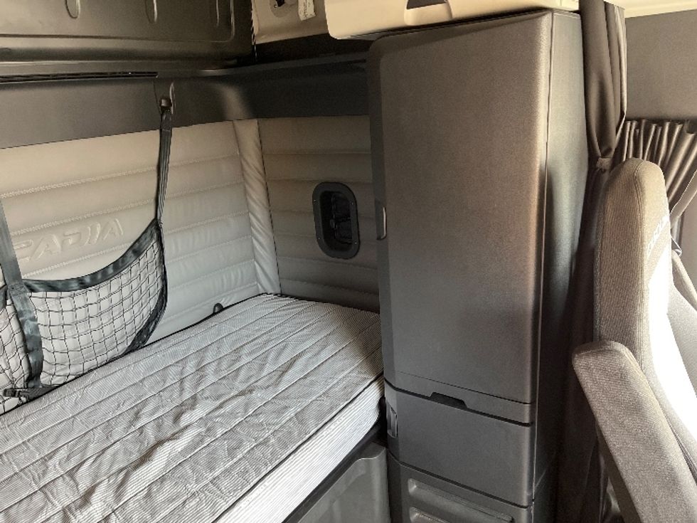 Sleeper Tractor-Heavy Duty Tractors-Freightliner-2021-T12664ST-Piqua-OH-368,841\n\t\tmiles-$ 68,000 - Image 18