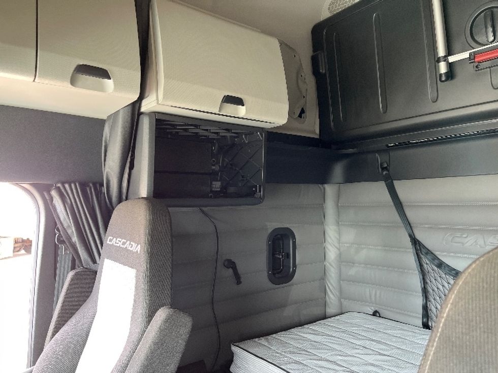 Sleeper Tractor-Heavy Duty Tractors-Freightliner-2021-T12664ST-Piqua-OH-368,841\n\t\tmiles-$ 68,000 - Image 19