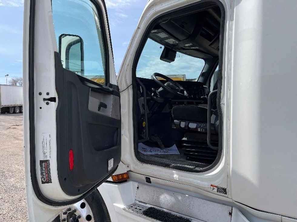 Sleeper Tractor-Heavy Duty Tractors-Freightliner-2021-T12664ST-Piqua-OH-368,841\n\t\tmiles-$ 68,000 - Image 9