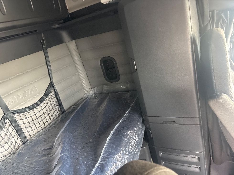 Sleeper Tractor-Heavy Duty Tractors-Freightliner-2021-T12664ST-Piqua-OH-503,748\n\t\tmiles-$ 56,000 - Image 19