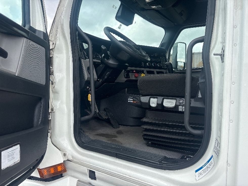 Sleeper Tractor-Heavy Duty Tractors-Freightliner-2021-T12664ST-Piqua-OH-503,748\n\t\tmiles-$ 56,000 - Image 9