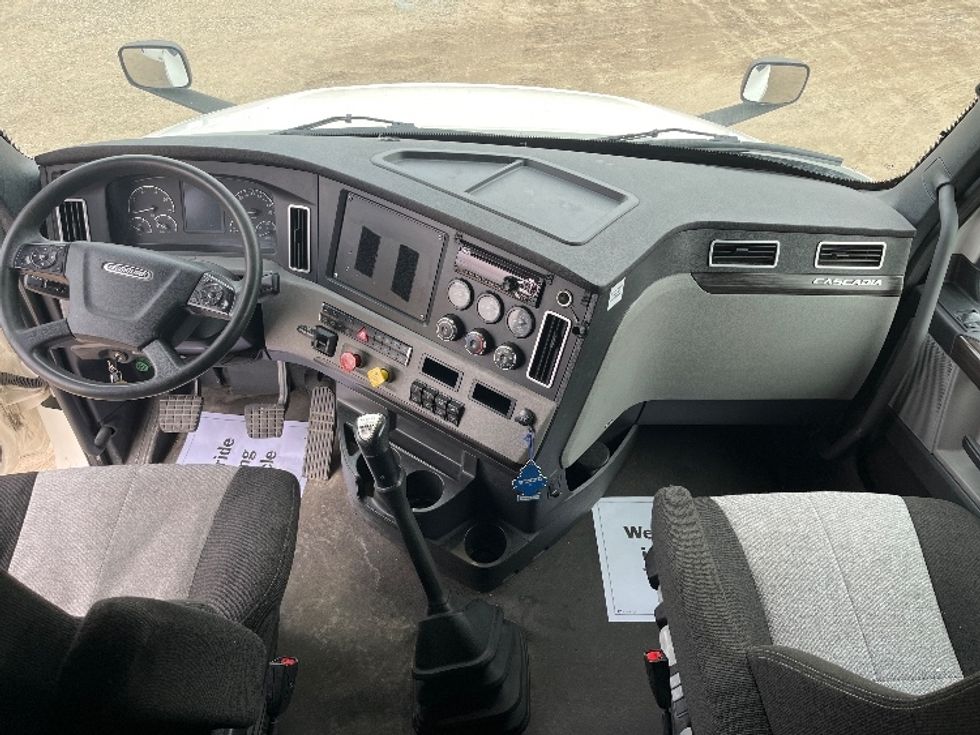 Sleeper Tractor-Heavy Duty Tractors-Freightliner-2021-T12664ST-Piqua-OH-538,683\n\t\tmiles-$ 53,250 - Image 12