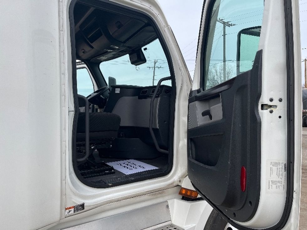 Sleeper Tractor-Heavy Duty Tractors-Freightliner-2021-T12664ST-Piqua-OH-538,683\n\t\tmiles-$ 53,250 - Image 13