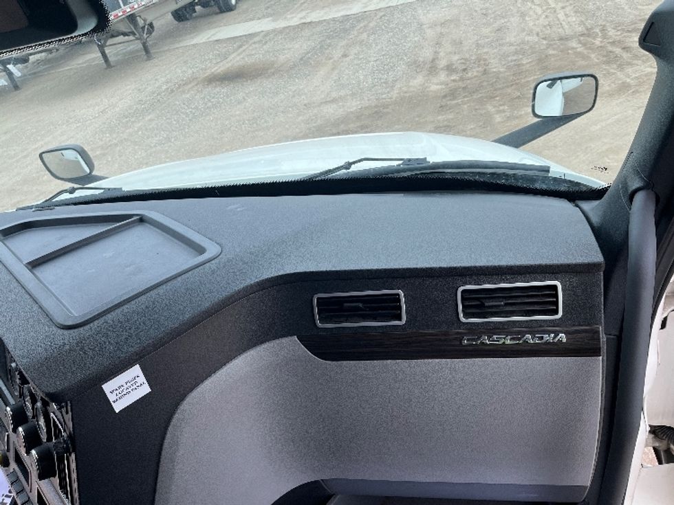 Sleeper Tractor-Heavy Duty Tractors-Freightliner-2021-T12664ST-Piqua-OH-538,683\n\t\tmiles-$ 53,250 - Image 14