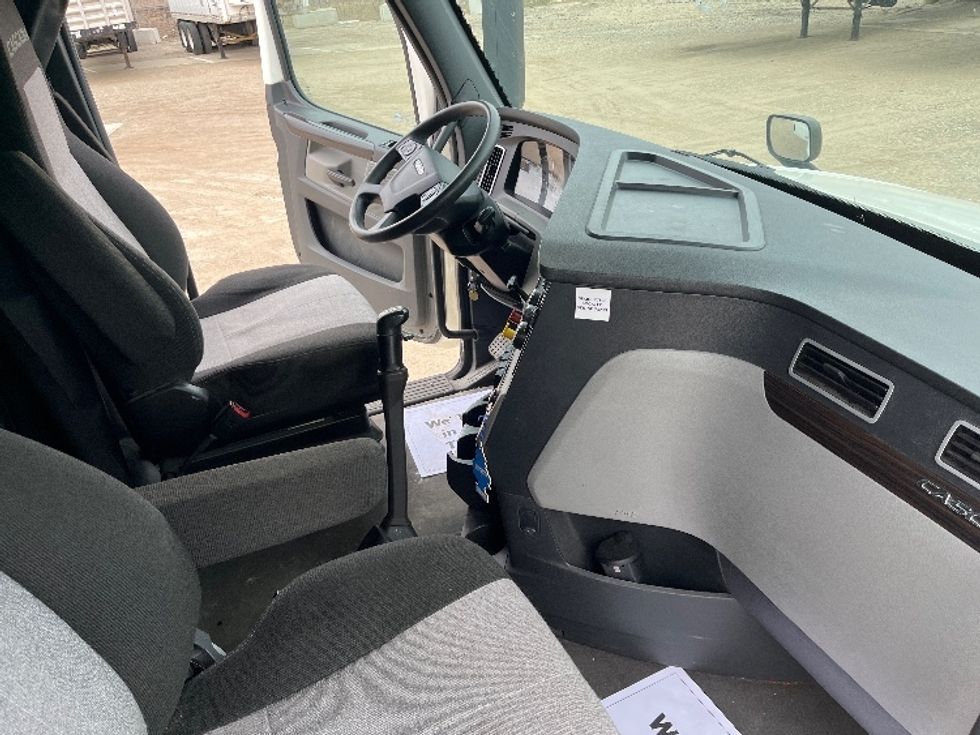 Sleeper Tractor-Heavy Duty Tractors-Freightliner-2021-T12664ST-Piqua-OH-538,683\n\t\tmiles-$ 53,250 - Image 15