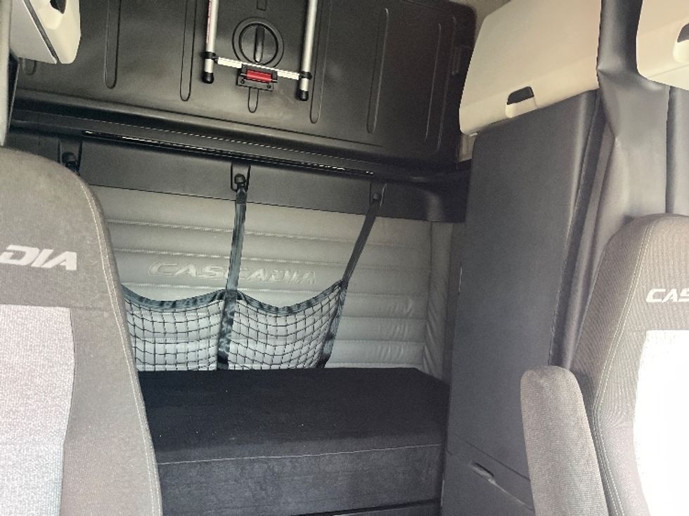 Sleeper Tractor-Heavy Duty Tractors-Freightliner-2021-T12664ST-Piqua-OH-538,683\n\t\tmiles-$ 53,250 - Image 16