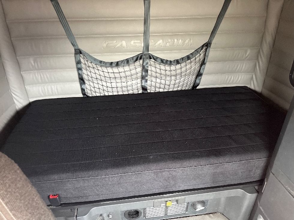 Sleeper Tractor-Heavy Duty Tractors-Freightliner-2021-T12664ST-Piqua-OH-538,683\n\t\tmiles-$ 53,250 - Image 17