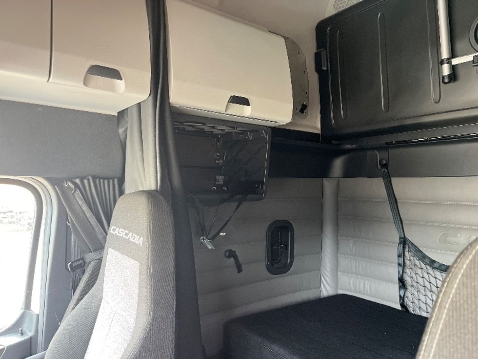 Sleeper Tractor-Heavy Duty Tractors-Freightliner-2021-T12664ST-Piqua-OH-538,683\n\t\tmiles-$ 53,250 - Image 19