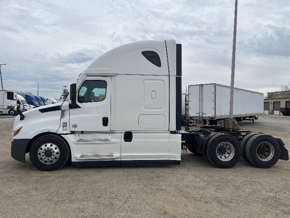 Sleeper Tractor-Heavy Duty Tractors-Freightliner-2021-T12664ST-Piqua-OH-538,683\n\t\tmiles-$ 53,250 - Image 4