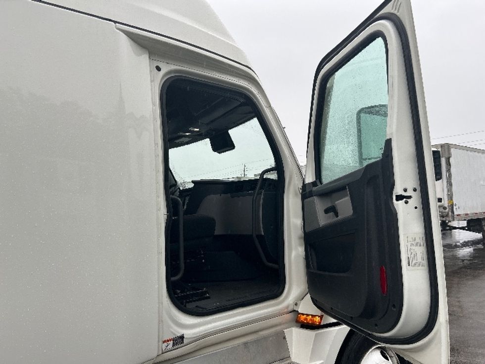 Sleeper Tractor-Heavy Duty Tractors-Freightliner-2021-T12664ST-Piqua-OH-584,760\n\t\tmiles-$ 55,750 - Image 13