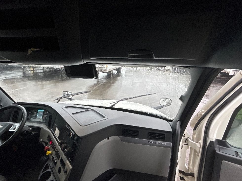 Sleeper Tractor-Heavy Duty Tractors-Freightliner-2021-T12664ST-Piqua-OH-584,760\n\t\tmiles-$ 55,750 - Image 14