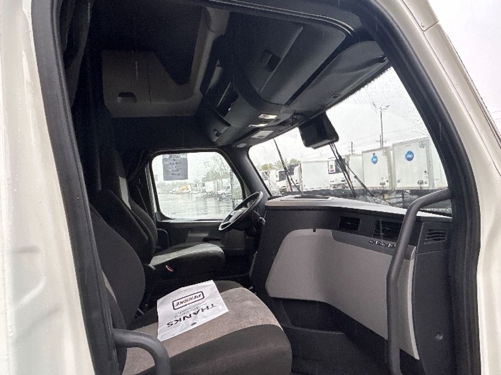 Sleeper Tractor-Heavy Duty Tractors-Freightliner-2021-T12664ST-Piqua-OH-584,760\n\t\tmiles-$ 55,750 - Image 15