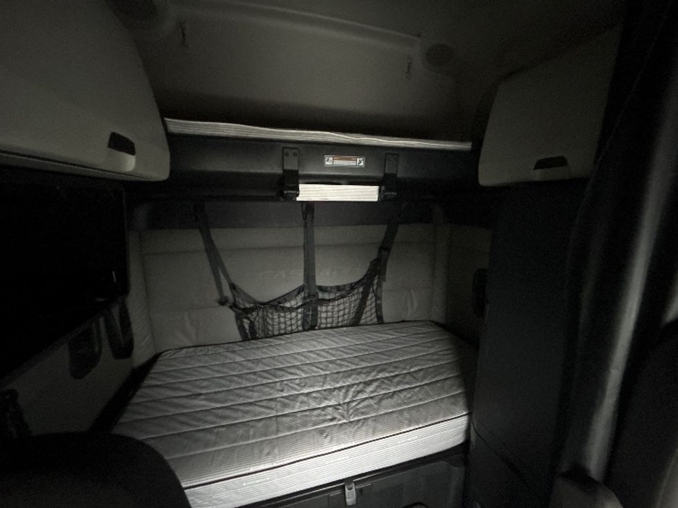 Sleeper Tractor-Heavy Duty Tractors-Freightliner-2021-T12664ST-Piqua-OH-584,760\n\t\tmiles-$ 55,750 - Image 16