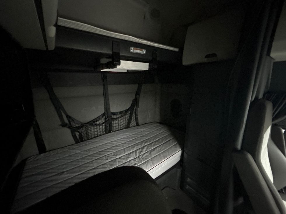 Sleeper Tractor-Heavy Duty Tractors-Freightliner-2021-T12664ST-Piqua-OH-584,760\n\t\tmiles-$ 55,750 - Image 18