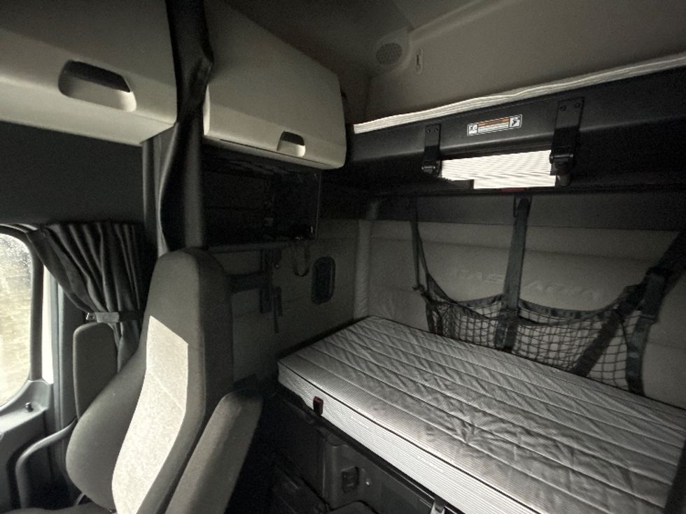 Sleeper Tractor-Heavy Duty Tractors-Freightliner-2021-T12664ST-Piqua-OH-584,760\n\t\tmiles-$ 55,750 - Image 19