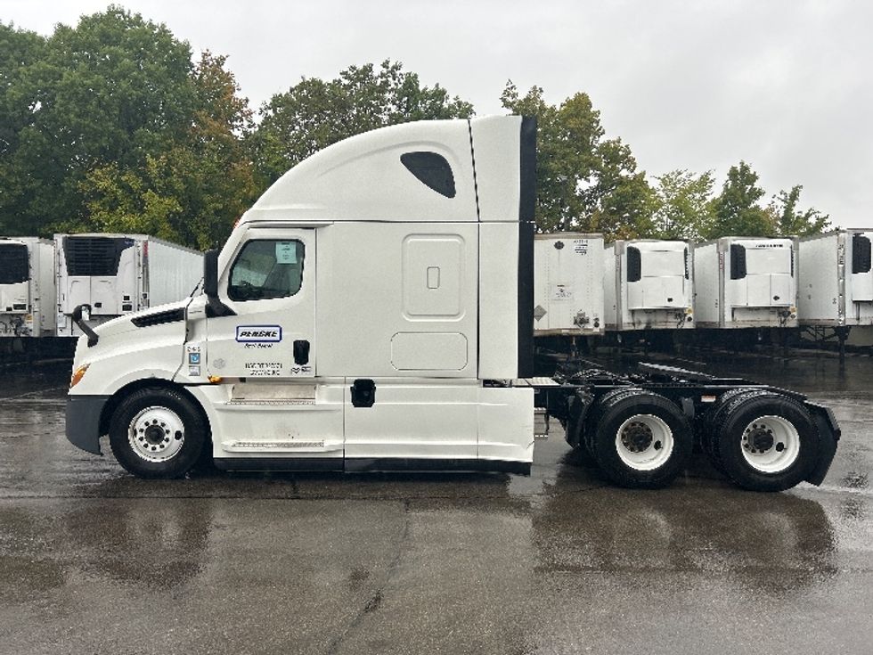Sleeper Tractor-Heavy Duty Tractors-Freightliner-2021-T12664ST-Piqua-OH-584,760\n\t\tmiles-$ 55,750 - Image 4