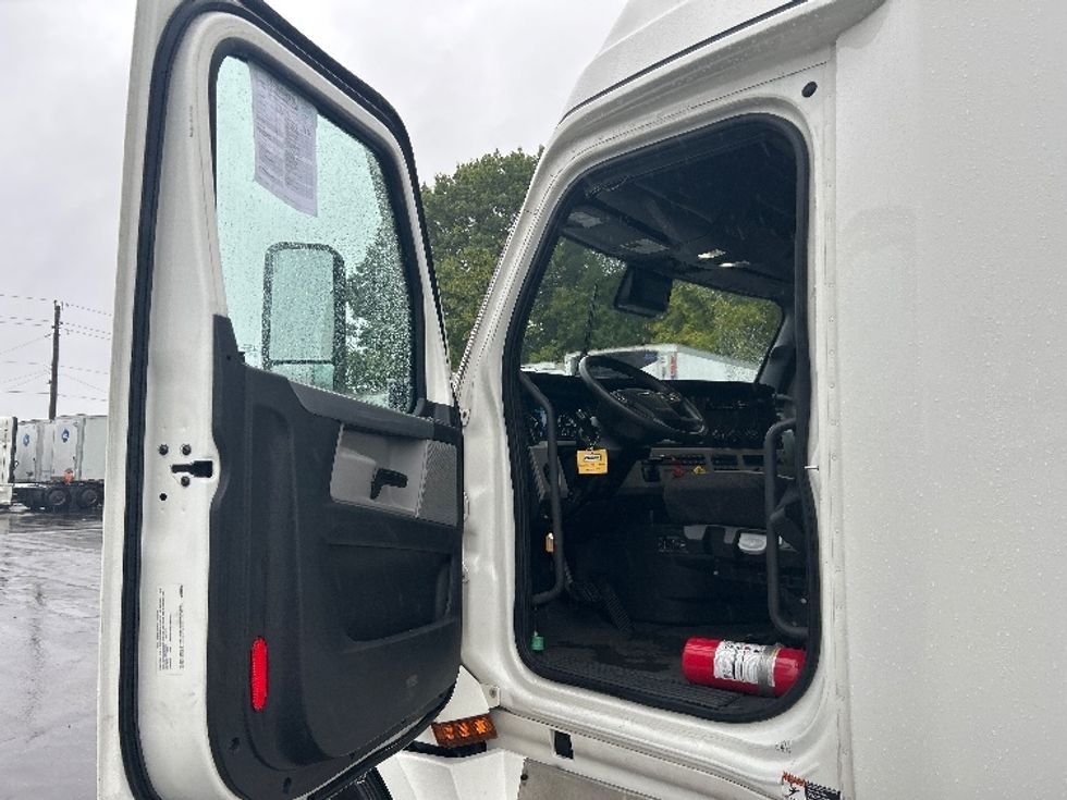 Sleeper Tractor-Heavy Duty Tractors-Freightliner-2021-T12664ST-Piqua-OH-584,760\n\t\tmiles-$ 55,750 - Image 9