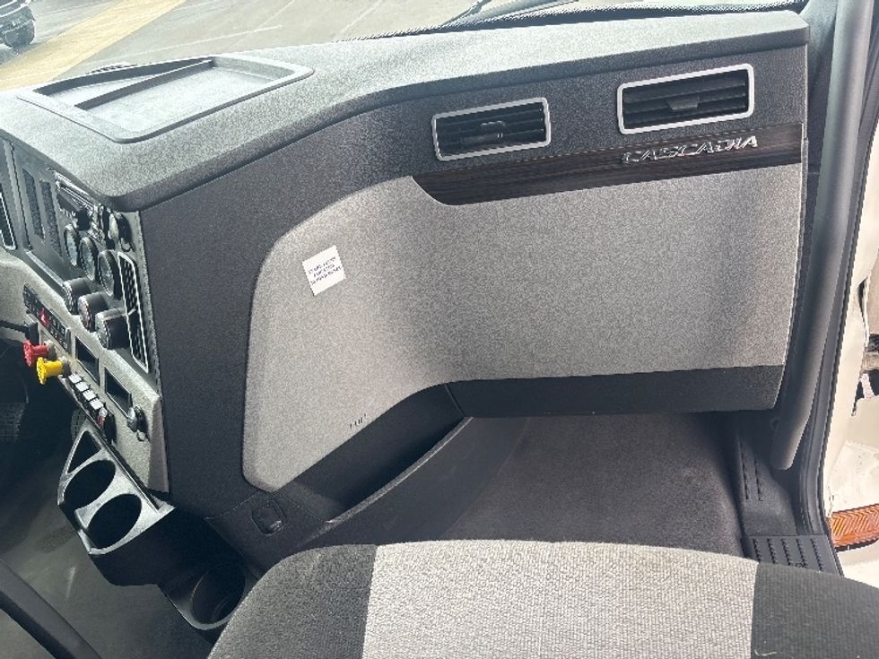 Sleeper Tractor-Heavy Duty Tractors-Freightliner-2021-T12664ST-Piqua-OH-595,600\n\t\tmiles-$ 50,000 - Image 14