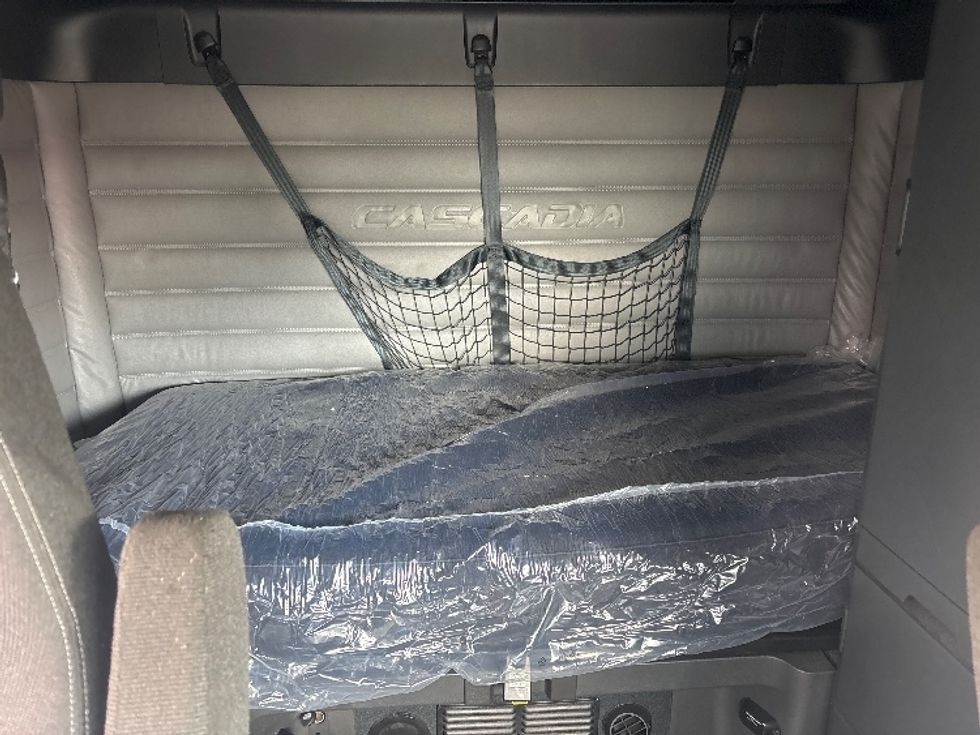 Sleeper Tractor-Heavy Duty Tractors-Freightliner-2021-T12664ST-Piqua-OH-596,695\n\t\tmiles-$ 50,500 - Image 16