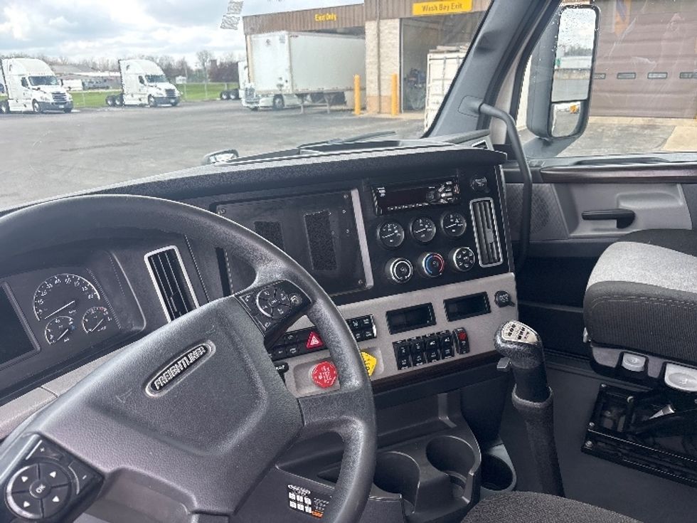 Sleeper Tractor-Heavy Duty Tractors-Freightliner-2021-T12664ST-Piqua-OH-640,686\n\t\tmiles-$ 46,750 - Image 10