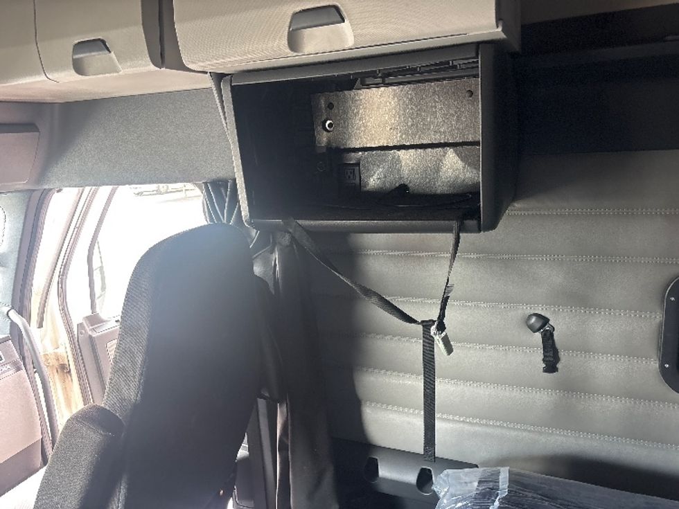 Sleeper Tractor-Heavy Duty Tractors-Freightliner-2021-T12664ST-Piqua-OH-640,686\n\t\tmiles-$ 46,750 - Image 18