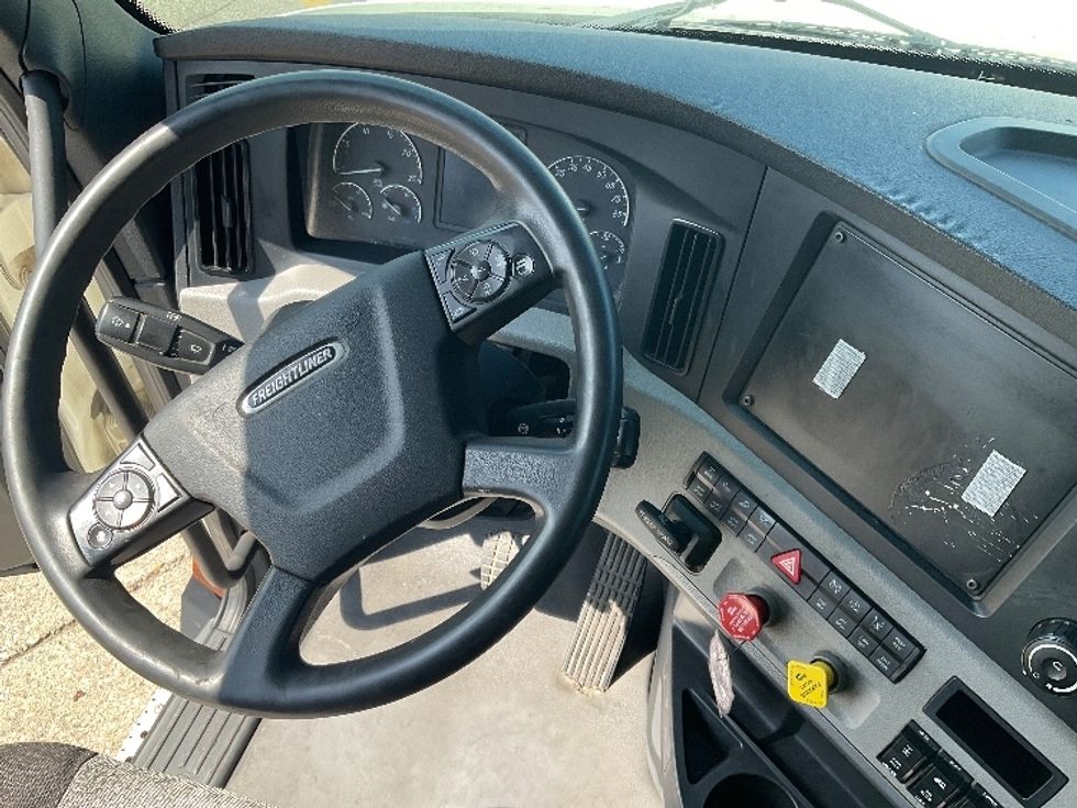 Sleeper Tractor-Heavy Duty Tractors-Freightliner-2021-T12664ST-Piqua-OH-744,873\n\t\tmiles-$ 50,000 - Image 11