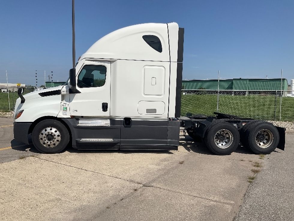 Sleeper Tractor-Heavy Duty Tractors-Freightliner-2021-T12664ST-Piqua-OH-744,873\n\t\tmiles-$ 50,000 - Image 4