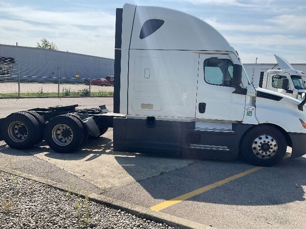 Sleeper Tractor-Heavy Duty Tractors-Freightliner-2021-T12664ST-Piqua-OH-744,873\n\t\tmiles-$ 50,000 - Image 8