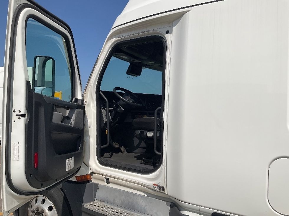 Sleeper Tractor-Heavy Duty Tractors-Freightliner-2021-T12664ST-Piqua-OH-744,873\n\t\tmiles-$ 50,000 - Image 9