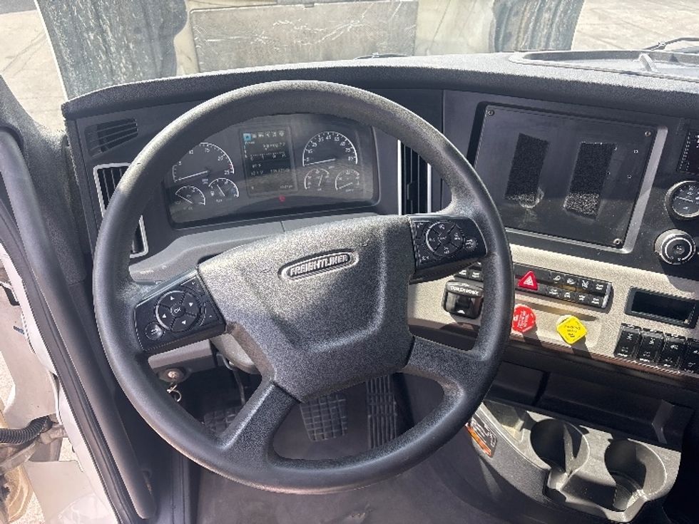 Sleeper Tractor-Heavy Duty Tractors-Freightliner-2021-T12664ST-Piqua-OH-746,160\n\t\tmiles-$ 37,250 - Image 11