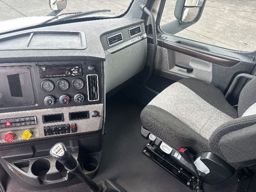 Sleeper Tractor-Heavy Duty Tractors-Freightliner-2021-T12664ST-Piqua-OH-746,160\n\t\tmiles-$ 37,250 - Image 12