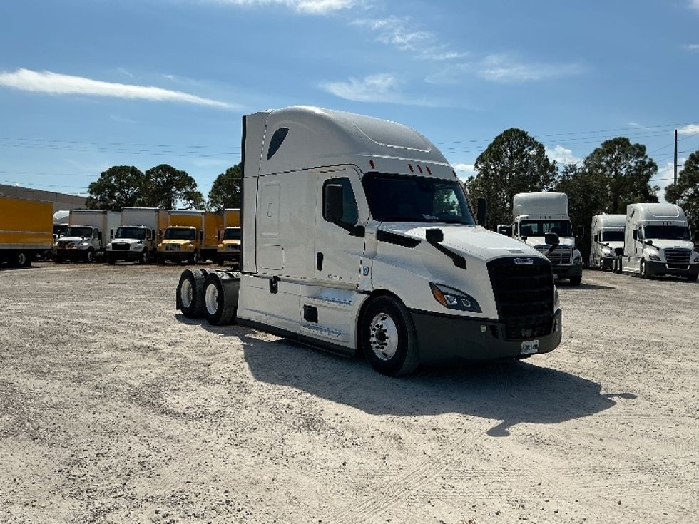 Sleeper Tractor-Heavy Duty Tractors-Freightliner-2021-T12664ST-Plant City-FL-445,786\n\t\tmiles-$ 68,750 - Image 1