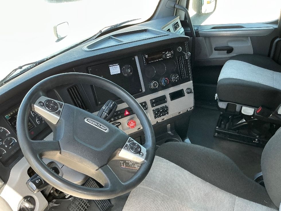 Sleeper Tractor-Heavy Duty Tractors-Freightliner-2021-T12664ST-Plant City-FL-445,786\n\t\tmiles-$ 68,750 - Image 10