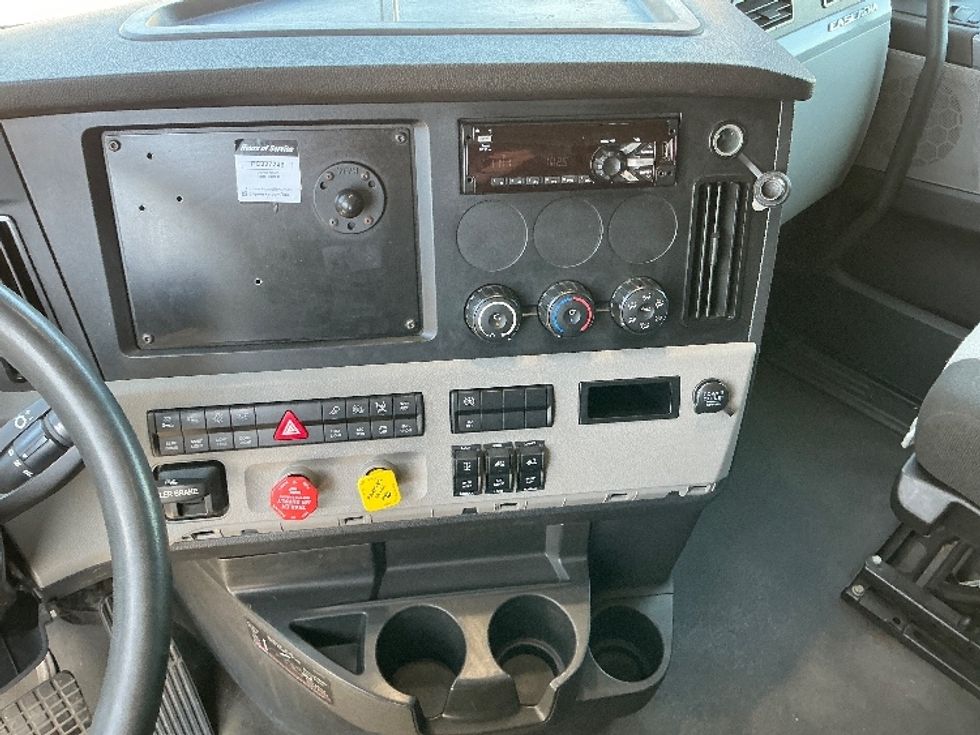 Sleeper Tractor-Heavy Duty Tractors-Freightliner-2021-T12664ST-Plant City-FL-445,786\n\t\tmiles-$ 68,750 - Image 12