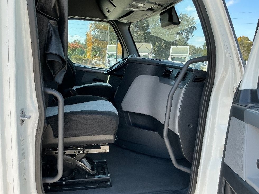 Sleeper Tractor-Heavy Duty Tractors-Freightliner-2021-T12664ST-Plant City-FL-445,786\n\t\tmiles-$ 68,750 - Image 13