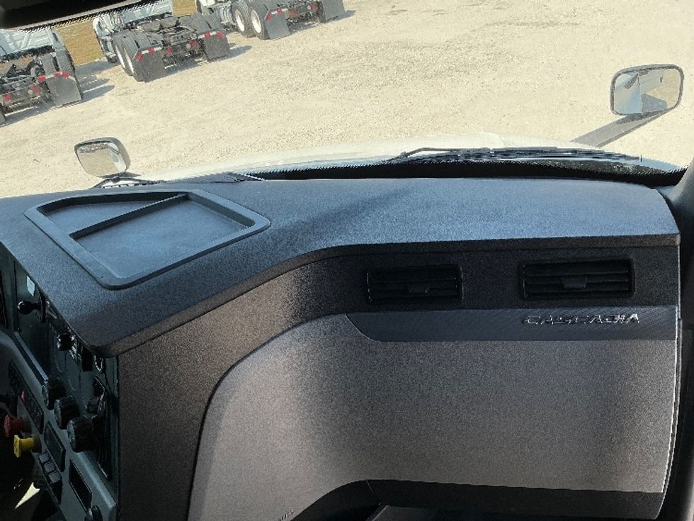 Sleeper Tractor-Heavy Duty Tractors-Freightliner-2021-T12664ST-Plant City-FL-445,786\n\t\tmiles-$ 68,750 - Image 14