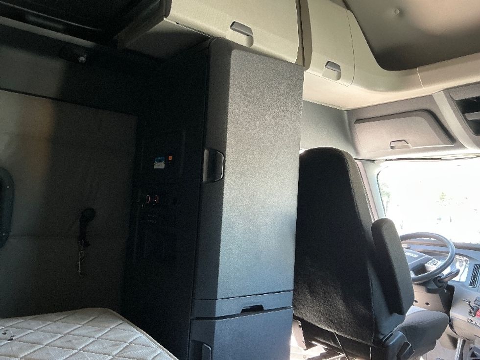 Sleeper Tractor-Heavy Duty Tractors-Freightliner-2021-T12664ST-Plant City-FL-445,786\n\t\tmiles-$ 68,750 - Image 18