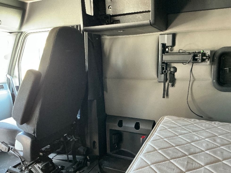 Sleeper Tractor-Heavy Duty Tractors-Freightliner-2021-T12664ST-Plant City-FL-445,786\n\t\tmiles-$ 68,750 - Image 19