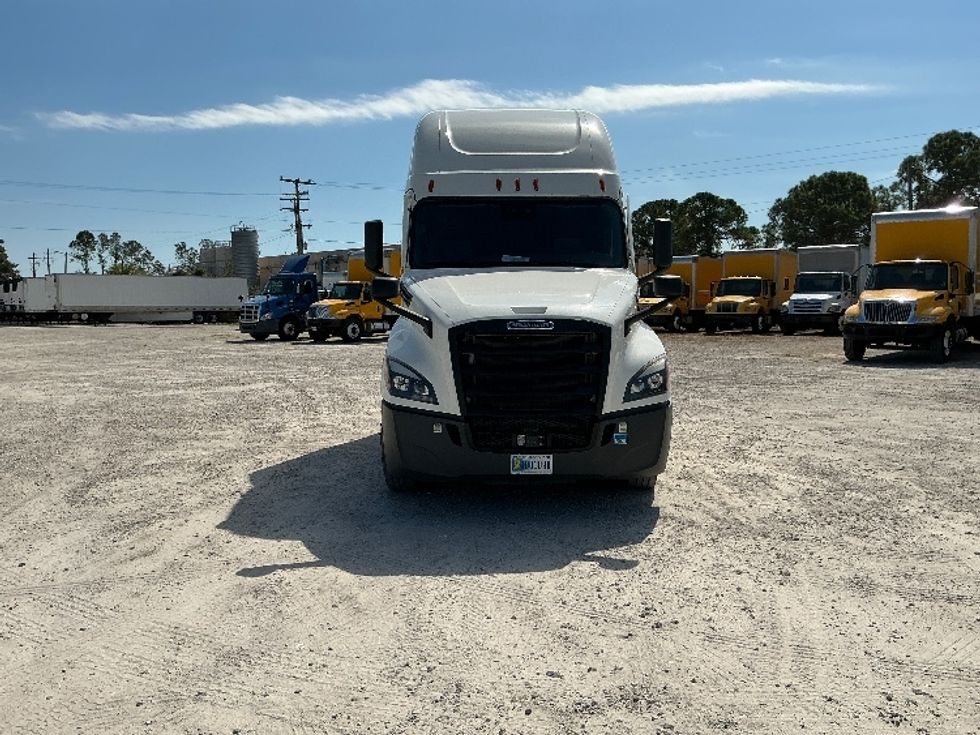 Sleeper Tractor-Heavy Duty Tractors-Freightliner-2021-T12664ST-Plant City-FL-445,786\n\t\tmiles-$ 68,750 - Image 2