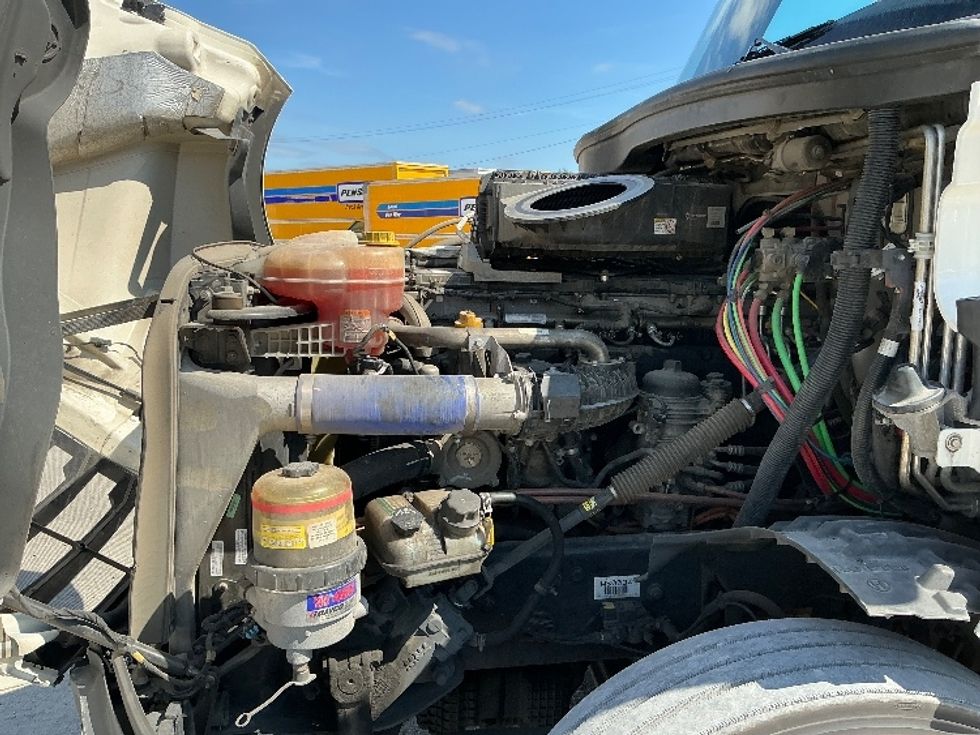 Sleeper Tractor-Heavy Duty Tractors-Freightliner-2021-T12664ST-Plant City-FL-445,786\n\t\tmiles-$ 68,750 - Image 21