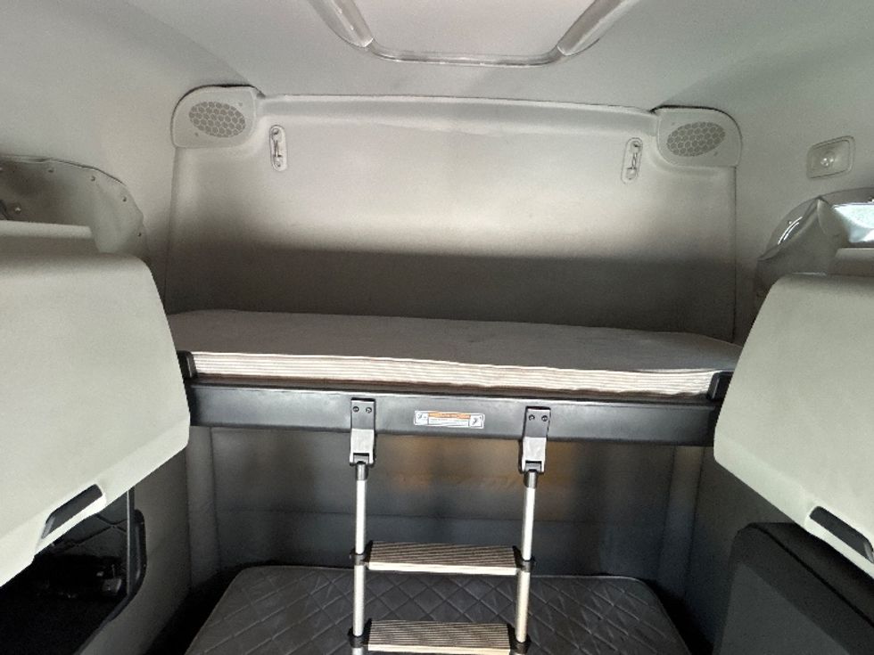 Sleeper Tractor-Heavy Duty Tractors-Freightliner-2021-T12664ST-Plant City-FL-445,786\n\t\tmiles-$ 68,750 - Image 27