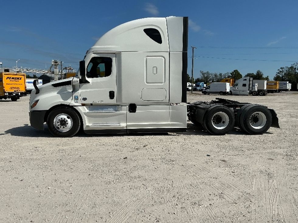 2021 Freightliner Cascadia 126" Sleeper Cab photo 2