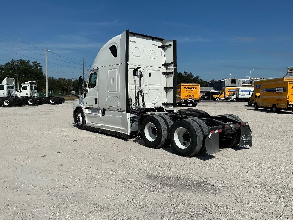 2021 Freightliner Cascadia 126" Sleeper Cab photo 3