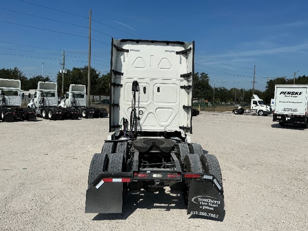 2021 Freightliner Cascadia 126" Sleeper Cab photo 4