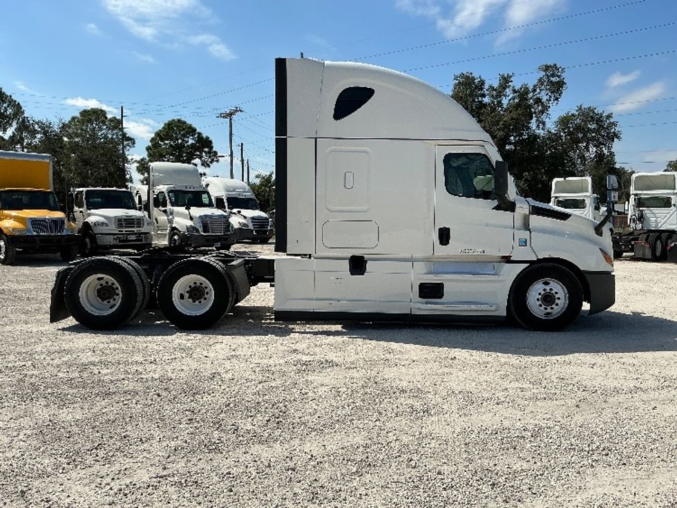 Sleeper Tractor-Heavy Duty Tractors-Freightliner-2021-T12664ST-Plant City-FL-445,786\n\t\tmiles-$ 68,750 - Image 8