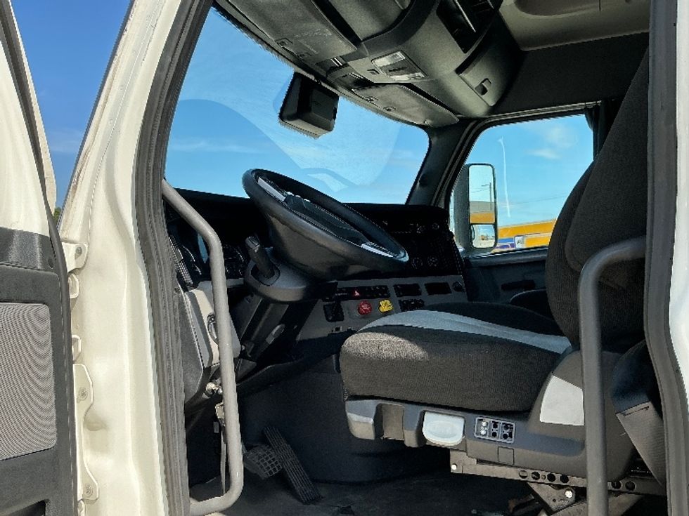 Sleeper Tractor-Heavy Duty Tractors-Freightliner-2021-T12664ST-Plant City-FL-445,786\n\t\tmiles-$ 68,750 - Image 9