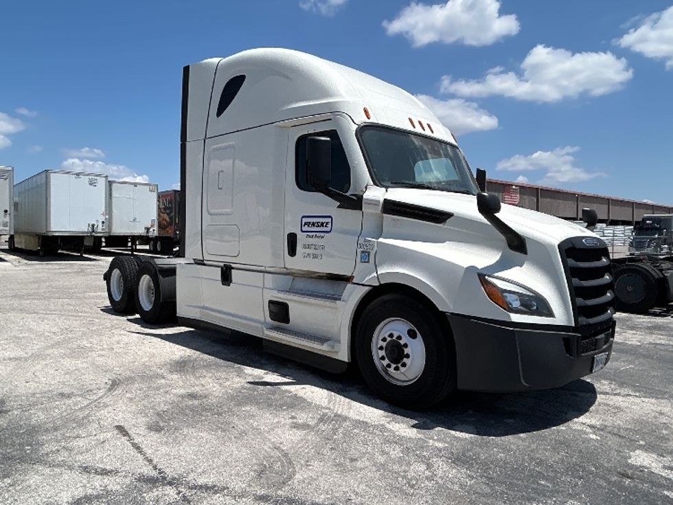 Sleeper Tractor-Heavy Duty Tractors-Freightliner-2021-T12664ST-Plant City-FL-589,605\n\t\tmiles-$ 56,500 - Image 1