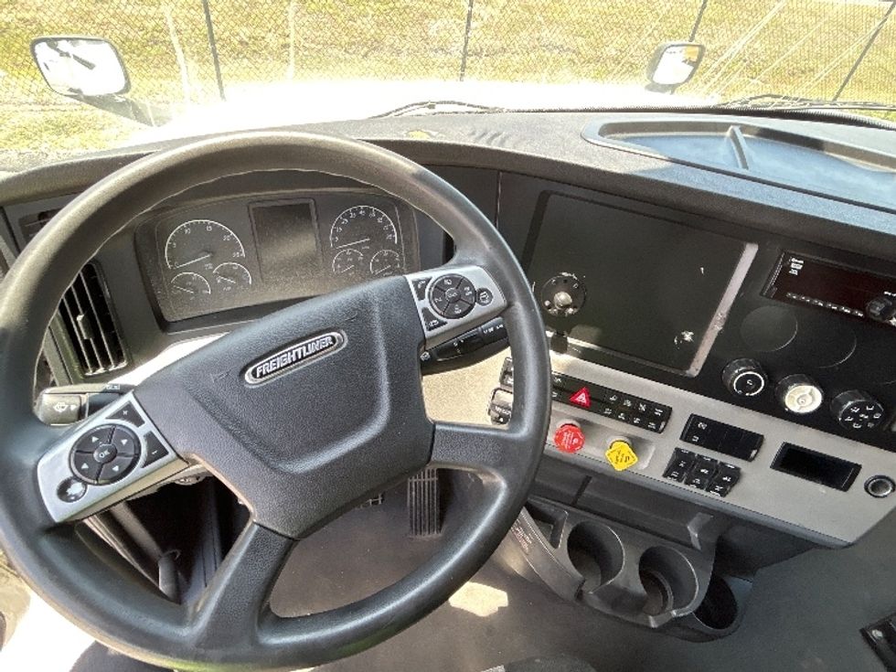 Sleeper Tractor-Heavy Duty Tractors-Freightliner-2021-T12664ST-Plant City-FL-589,605\n\t\tmiles-$ 56,500 - Image 11