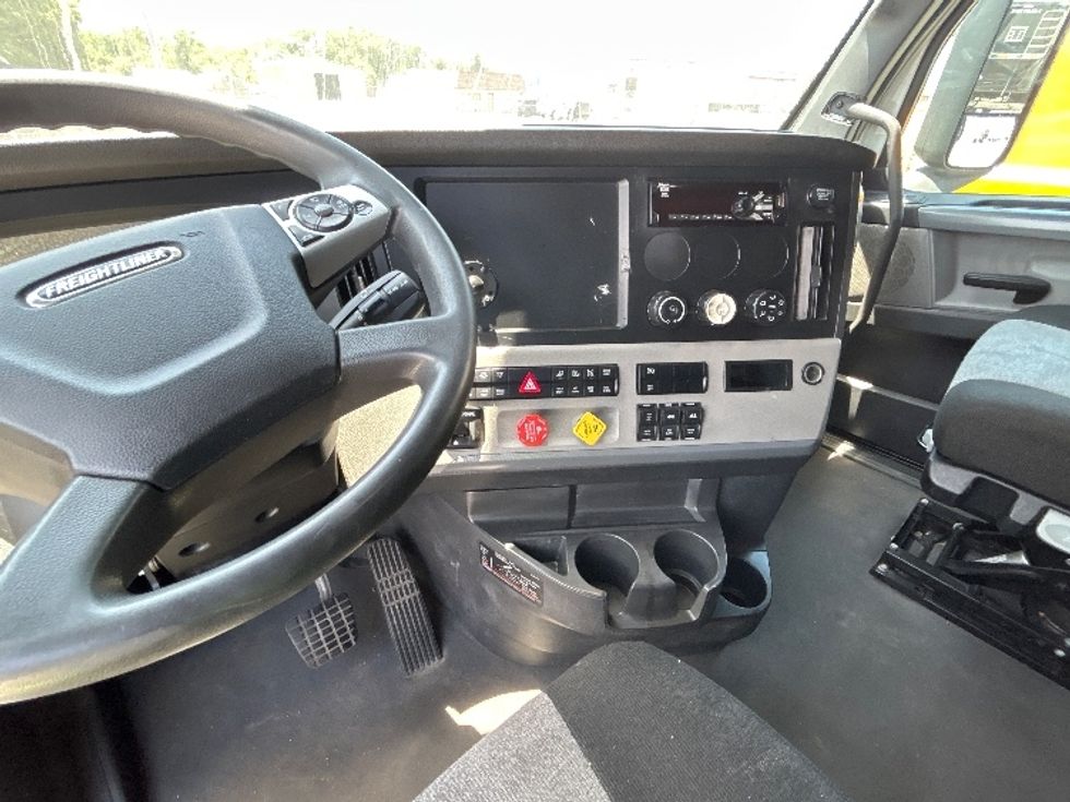 Sleeper Tractor-Heavy Duty Tractors-Freightliner-2021-T12664ST-Plant City-FL-589,605\n\t\tmiles-$ 56,500 - Image 12